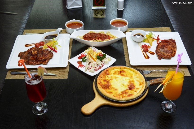 餐桌上的美食图片