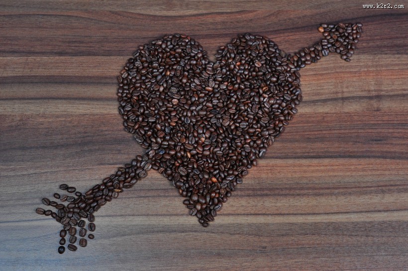 摆放成心形图案的咖啡豆图片