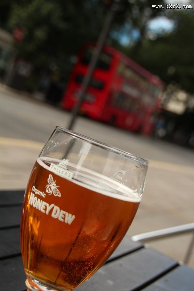 玻璃杯中的啤酒图片大全