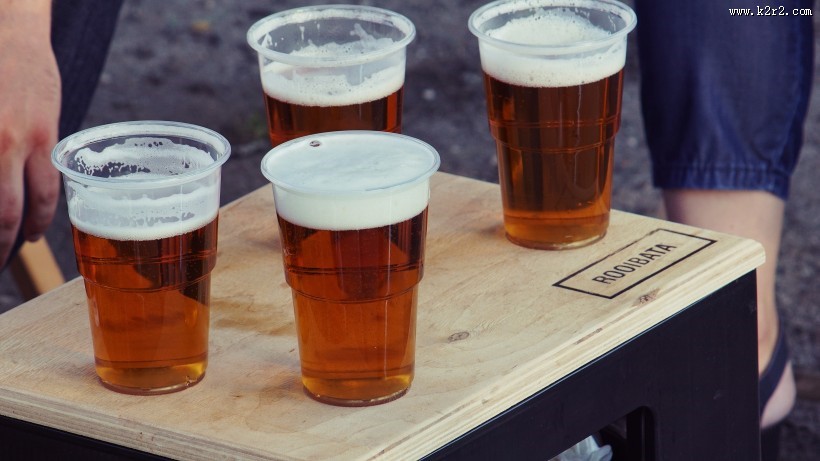 玻璃杯中的啤酒图片大全