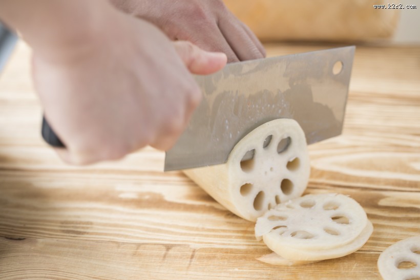 切开的白色莲藕图片