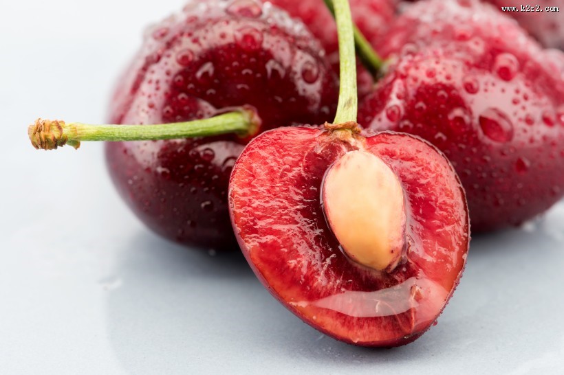 美味可口的带着水珠的车厘子图片