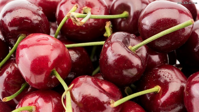 美味可口的带着水珠的车厘子图片