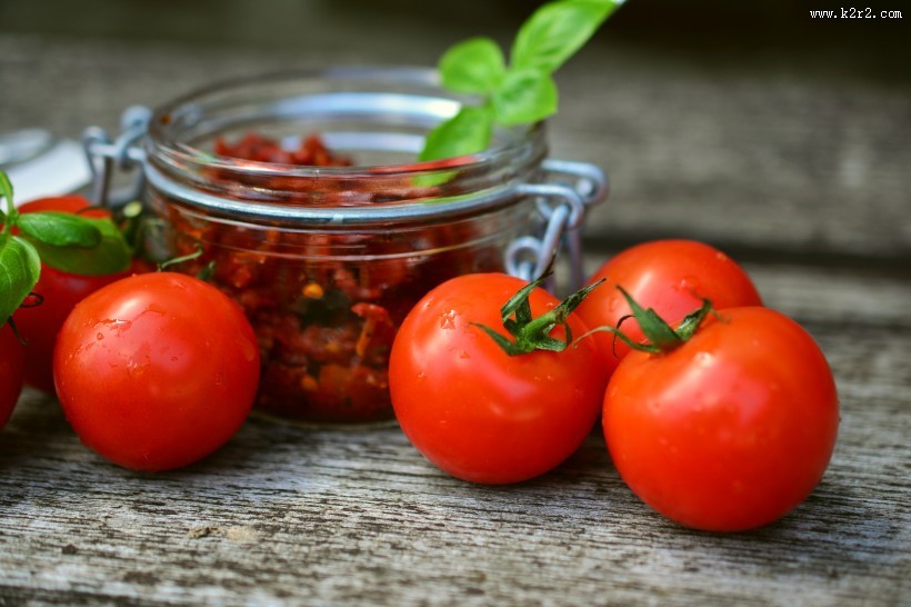 鲜红的西红柿图片