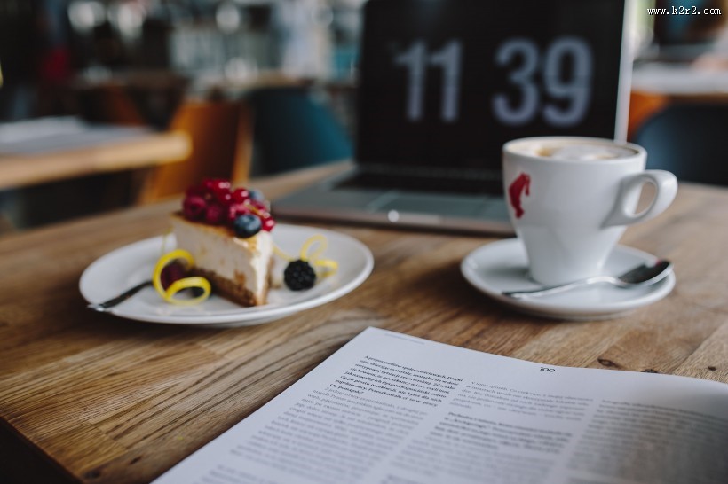 一边工作一边喝下午茶的图片