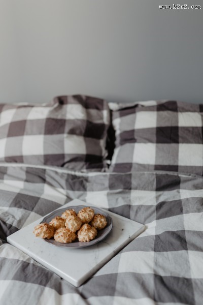 摆放在床上的泡芙图片大全