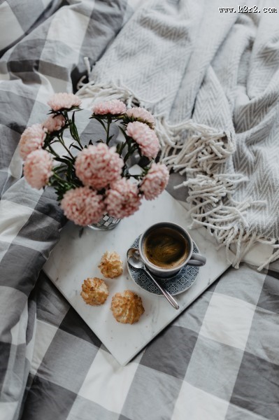 摆放在床上的泡芙图片大全