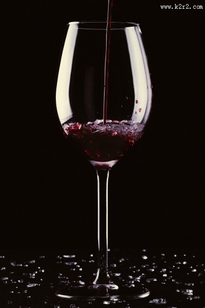 酒杯里的红酒图片