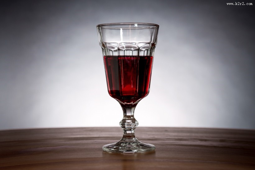 酒杯里的红酒图片