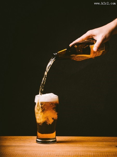 玻璃杯中的啤酒图片