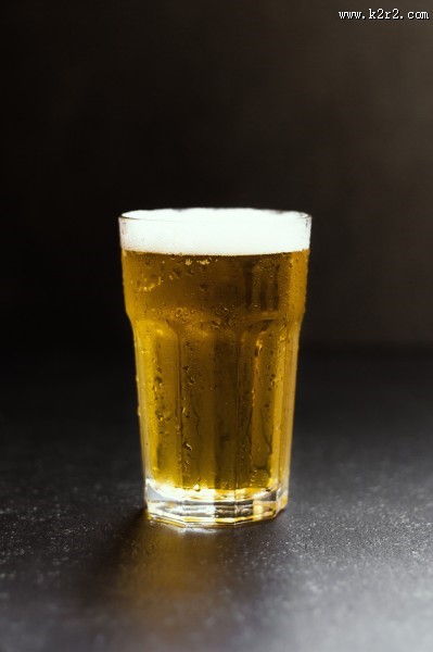 玻璃杯中的啤酒图片