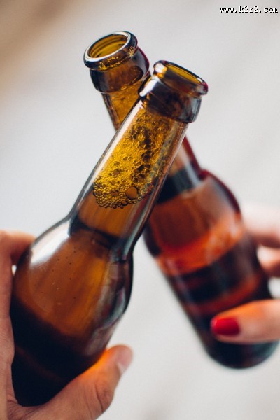 瓶装冰镇啤酒图片