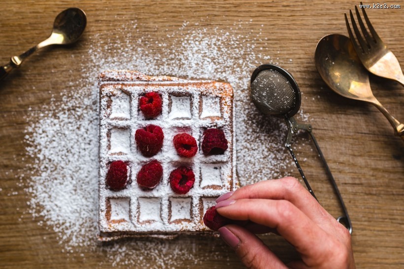 正在制作的树莓华夫饼图片