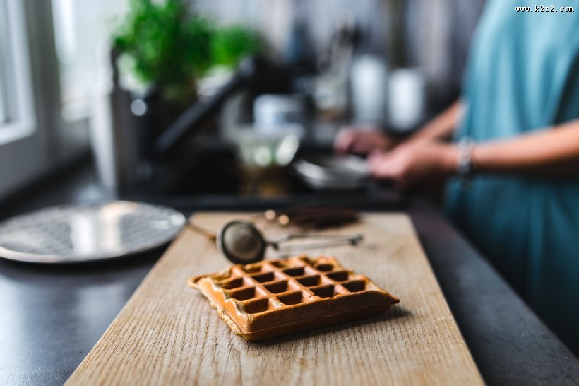 正在制作的树莓华夫饼图片