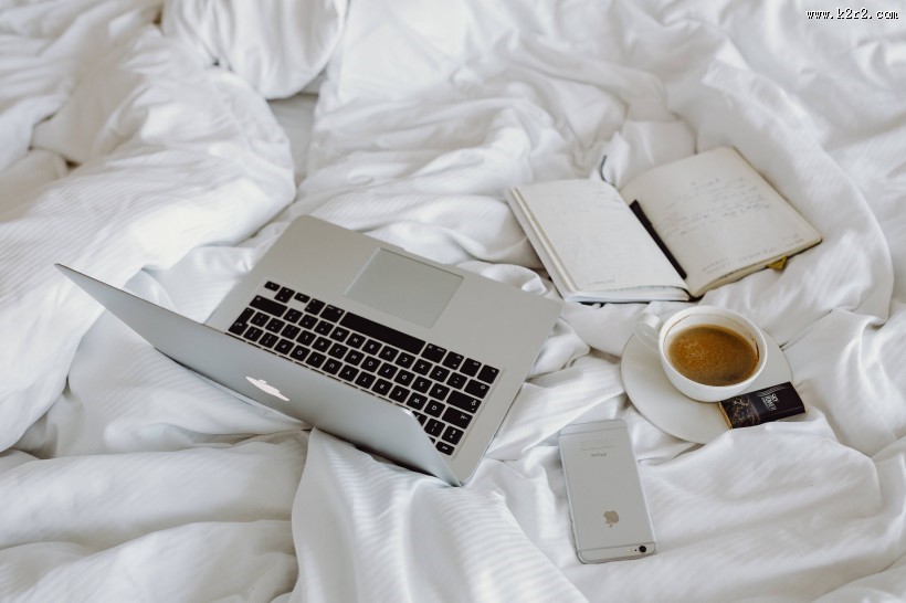 摆放在床上的咖啡和甜品图片