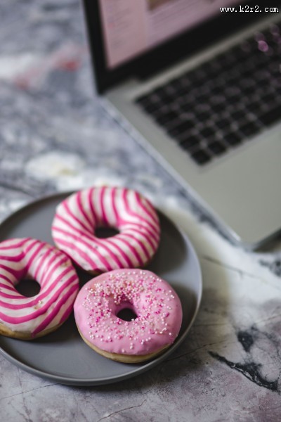 香甜可口的甜甜圈图片