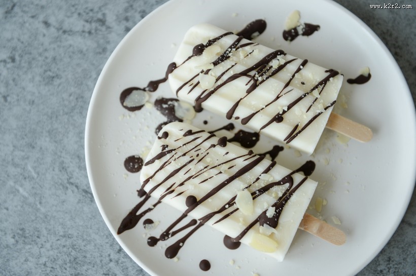 夏日清凉的彩色冰棒图片