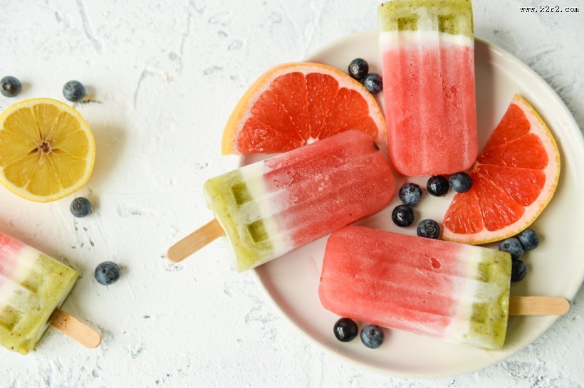 夏日清凉的彩色冰棒图片