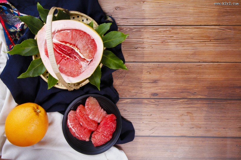 酸甜好吃的剥开的红心柚子图片