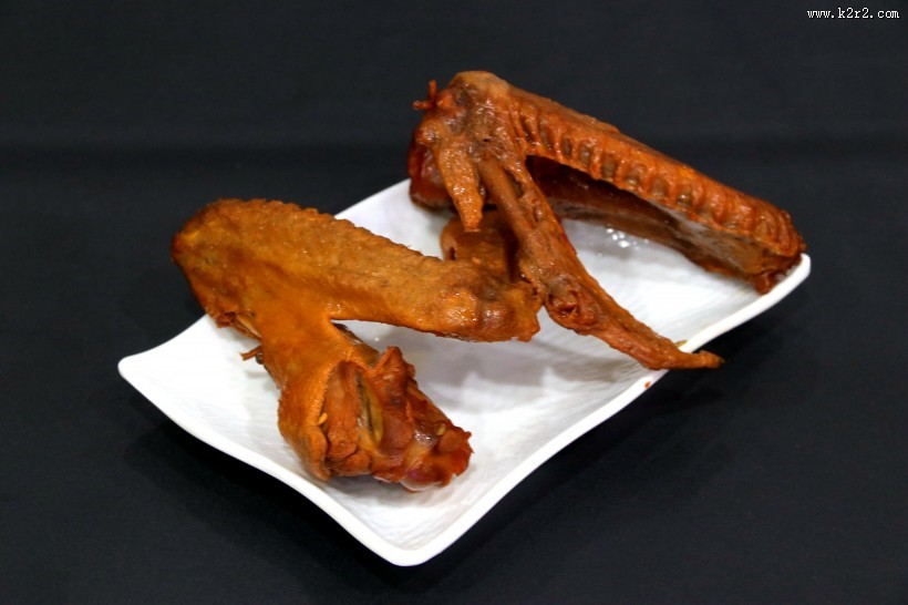 吮指美味的卤鸭翅图片