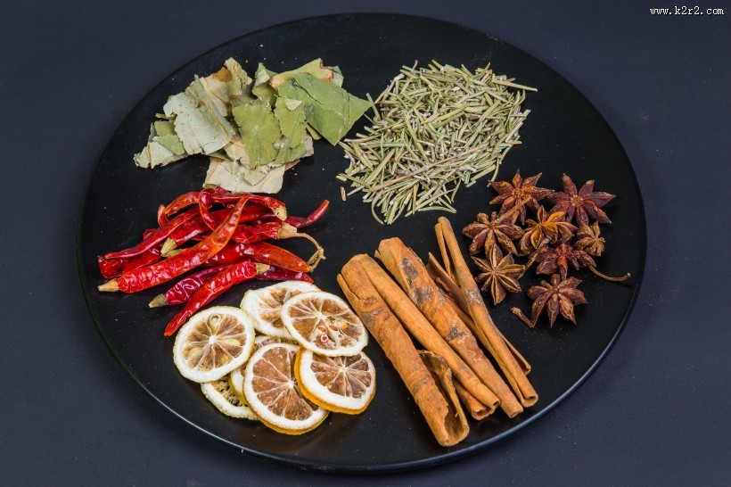 厨房里的调味料香料图片