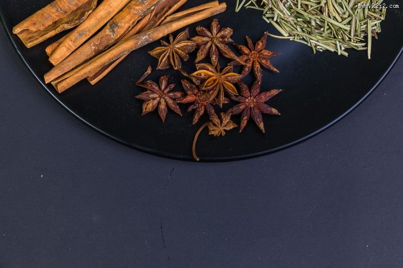 厨房里的调味料香料图片