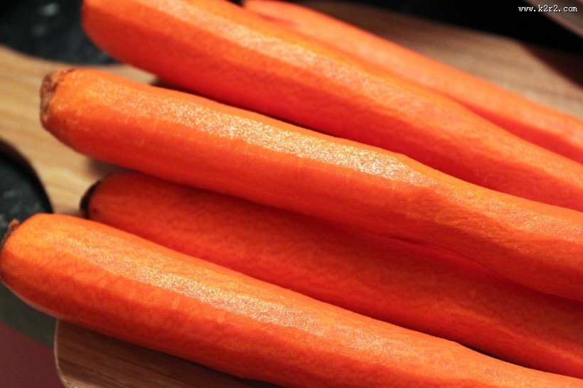 新鲜橙色胡萝卜图片