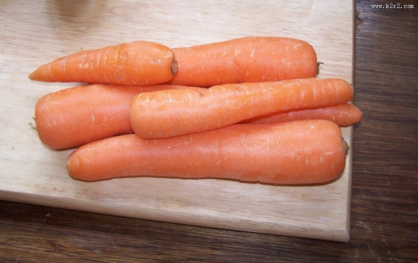 新鲜橙色胡萝卜图片
