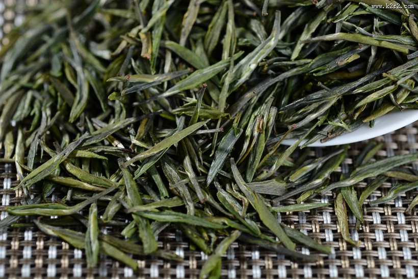 深绿色竹叶青茶叶图片