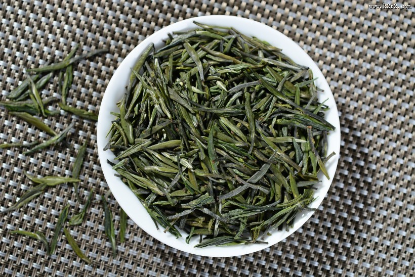 深绿色竹叶青茶叶图片