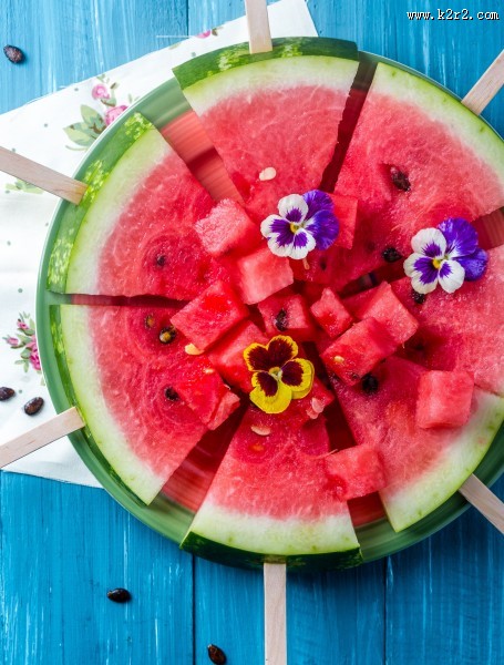 切成块的清凉西瓜图片