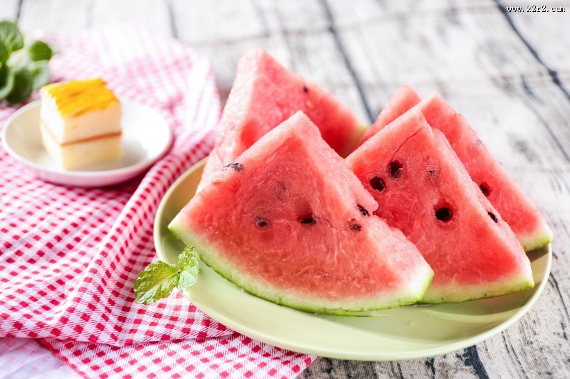 切成块的清凉西瓜图片
