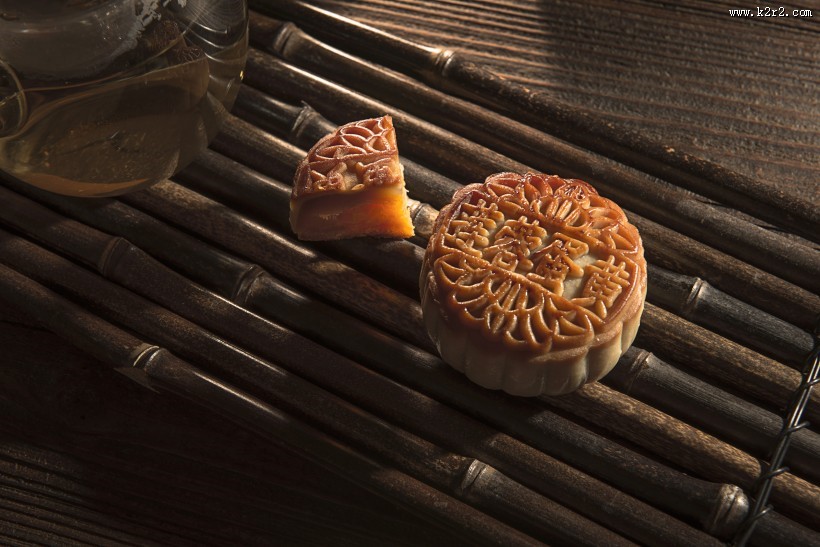 好吃的蛋黄月饼图片