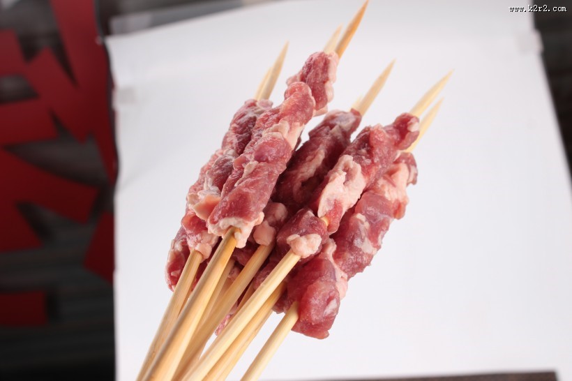 用竹签穿好的新鲜羊肉串图片