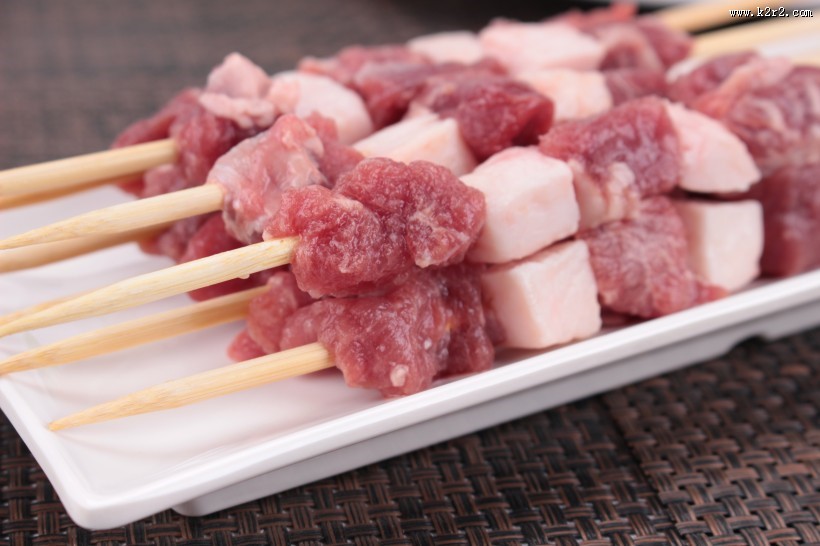用竹签穿好的新鲜羊肉串图片