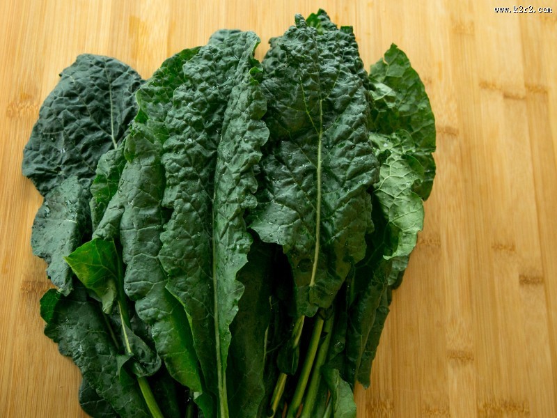 绿色鲜嫩的菠菜图片