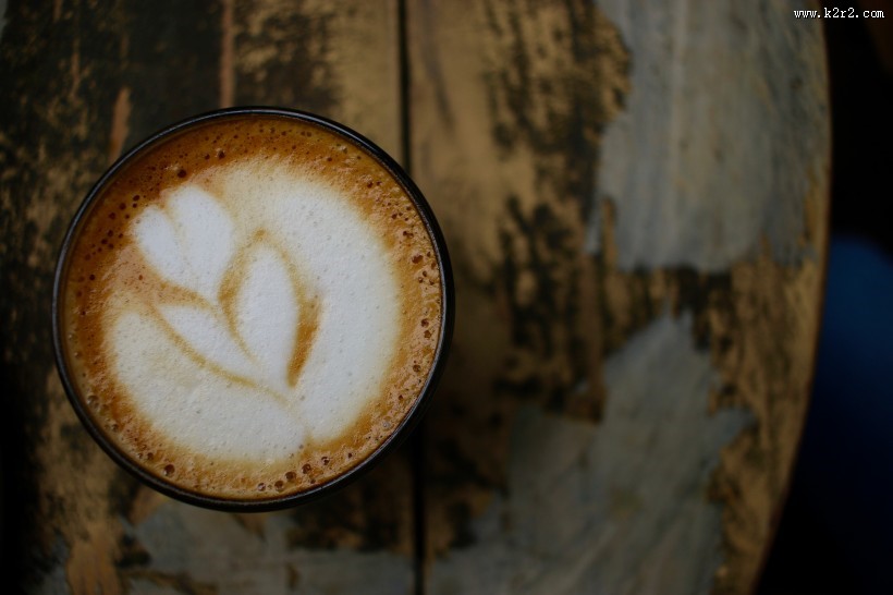 拉花咖啡俯拍图片