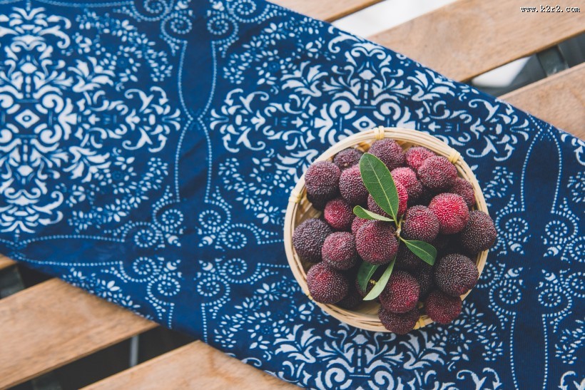 红色新鲜的杨梅图片