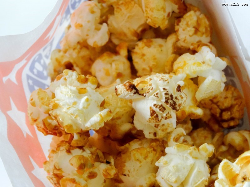 香甜的奶油爆米花图片