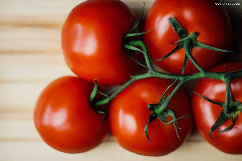酸酸甜甜的西红柿摄影图片