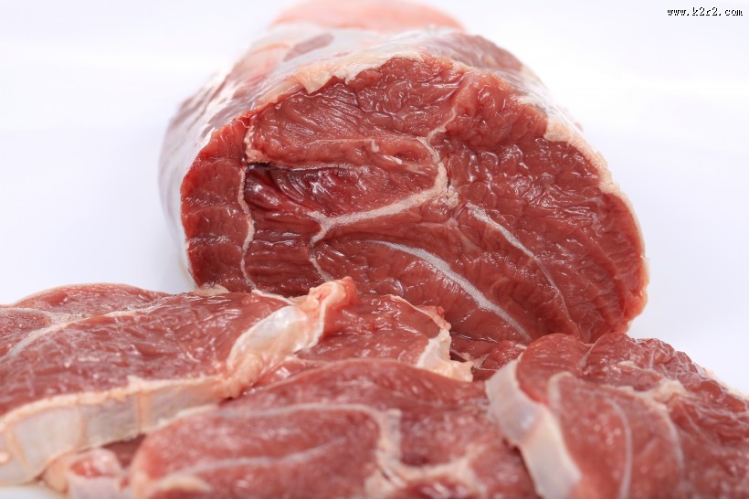 切开的新鲜猪肉图片