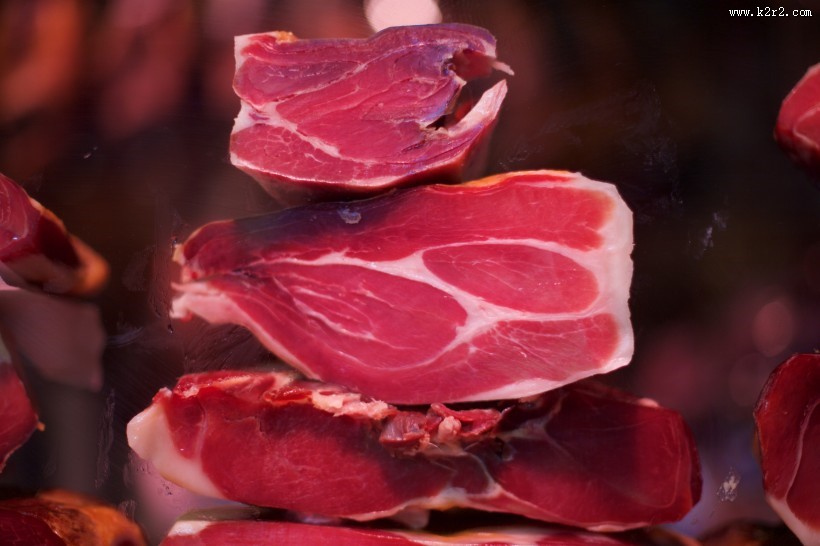 切开的新鲜猪肉图片