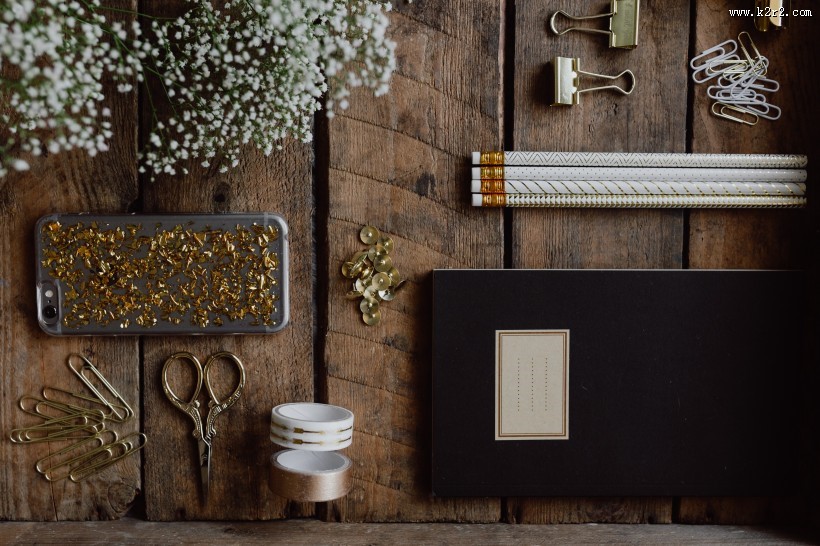 放着一些小物件的收纳盒图片