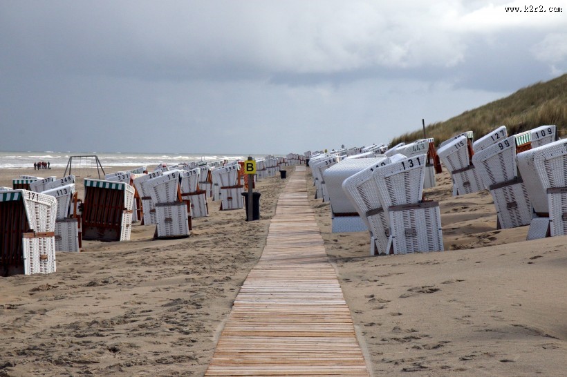 排列在沙滩上的沙滩椅图片大全