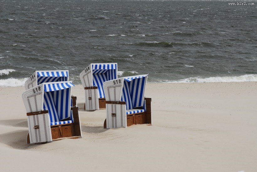 排列在沙滩上的沙滩椅图片大全