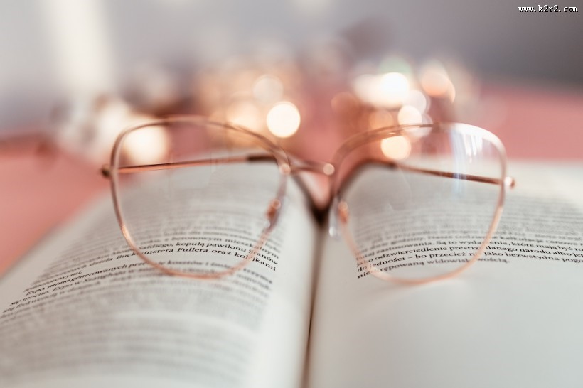书本和眼镜的图片