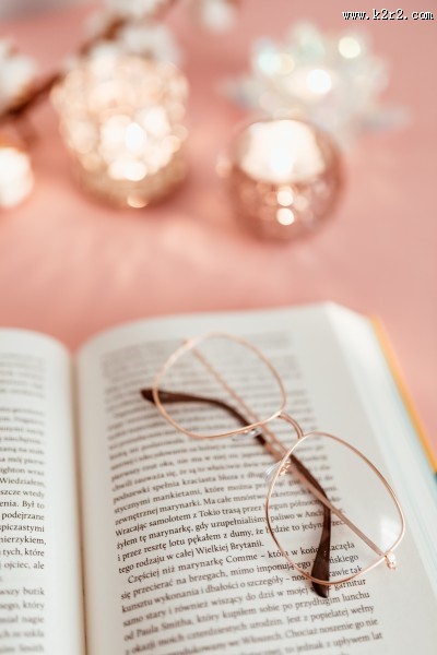 书本和眼镜的图片