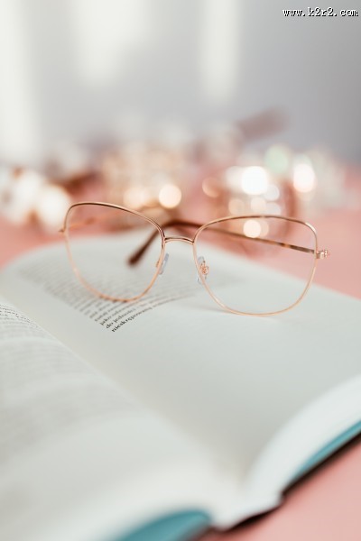 书本和眼镜的图片