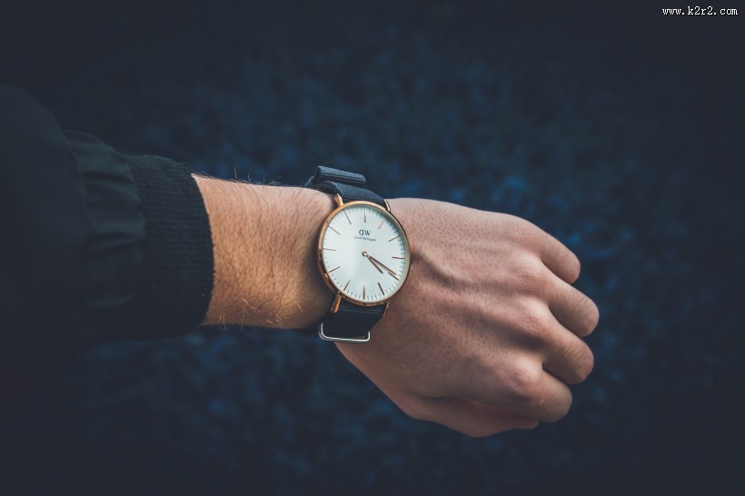 手腕上的手表图片