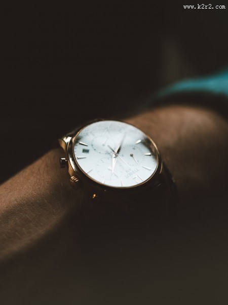手腕上的手表图片